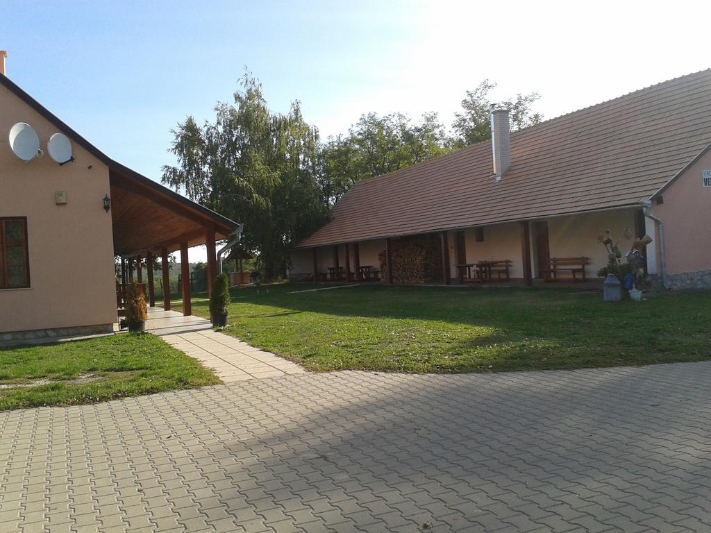 Vadaspuszta Vendeghaz Csatka Esterno foto